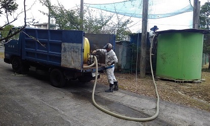 トラックのタンクからの取水作業