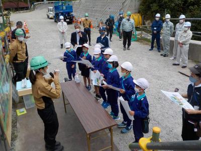 工事の説明を聞いている様子