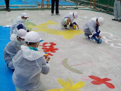 思い思いの絵を描いている様子