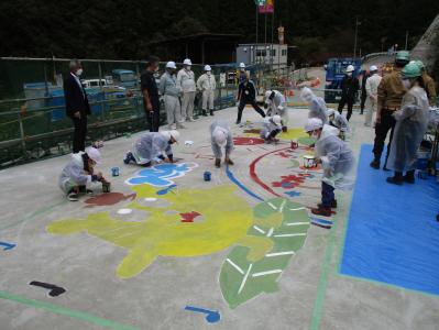 みんなで絵を描いている様子