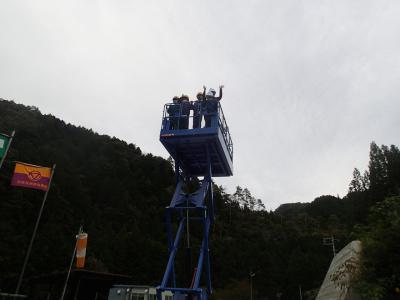 高所作業車の乗って絵を鑑賞している様子