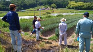 ほ場の様子を説明する仁科氏と部会員