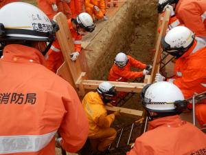 土砂埋没救助訓練の写真