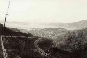 1969年登坂道路沿いから夕暮れの安芸津街並みを望む