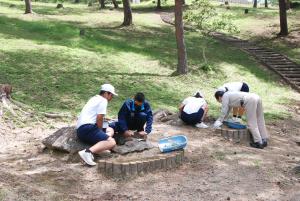 2日目に行われた移築遺構の清掃を様子を掲載しています。