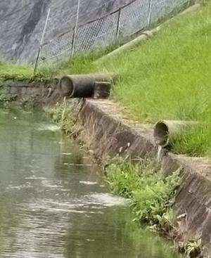 貯水池に入り込む流水