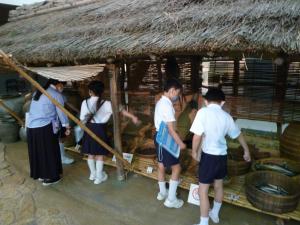 道上小学校見学画像（草戸千軒展示室）