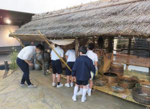 日比崎小学校見学画像（草戸千軒展示室）１