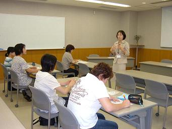 基礎講座　講義　「家庭教育の現状と課題・学習ロプログラムの概要」の写真