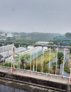 本日は降雨で霞がかかり，庁舎屋上からの瀬戸内の島々を臨めません