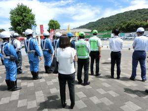 街頭キャンペーンの開始式整列写真