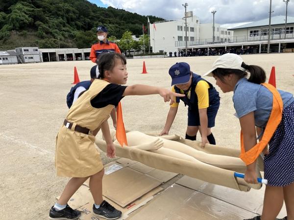  障害物リレー（担架搬送）の画像