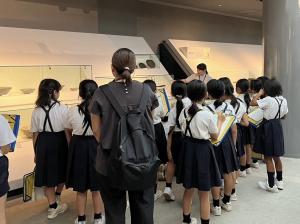 伊勢丘小学校の草戸千軒展示室炊くコーナー見学の画像