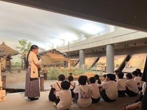 甲奴小学校の草戸千軒展示室実物大復原模型の見学の画像