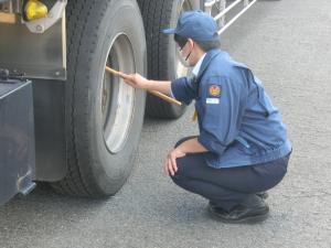 過積載運行防止街頭キャンペーンタイヤ点検