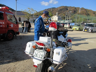 警察官と白バイの乗車体験