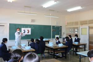 庄原市立口和小学校へ行ってきました。古代の勾玉作りに挑戦です。