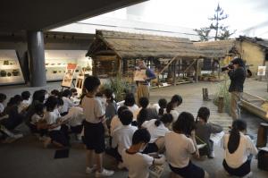 福山市立西小学校草戸千軒展示室見学風景