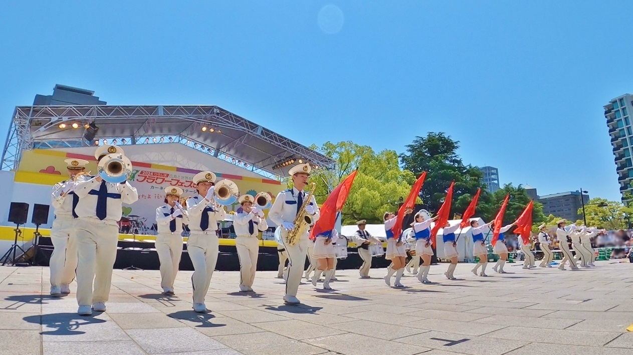 演奏中の一斉行進