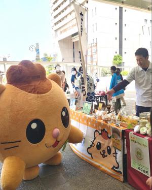 ブースをお手伝い中のもりみん