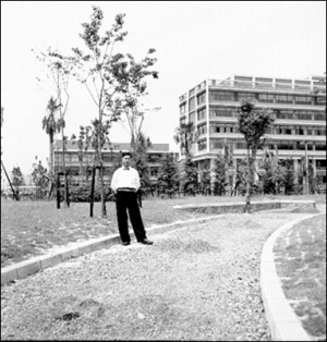 建設時の広島県庁舎と荒木芳邦（県庁の森で撮影）