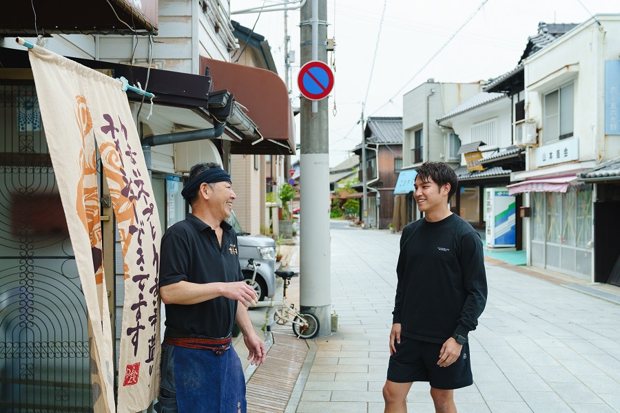 近所の中華料理店の店主と桶谷さん