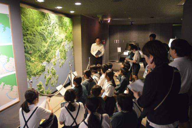 手城小学校見学　草戸千軒展示室導入部見学風景