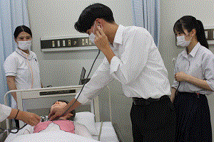 高校生が呼吸音を聴取体験している。