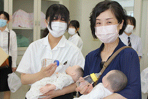 保護者の方も体験に参加している。