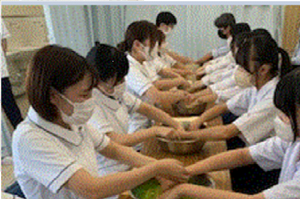 手浴を高校生がうけている