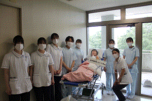 デモ人形と看護学生の集合写真