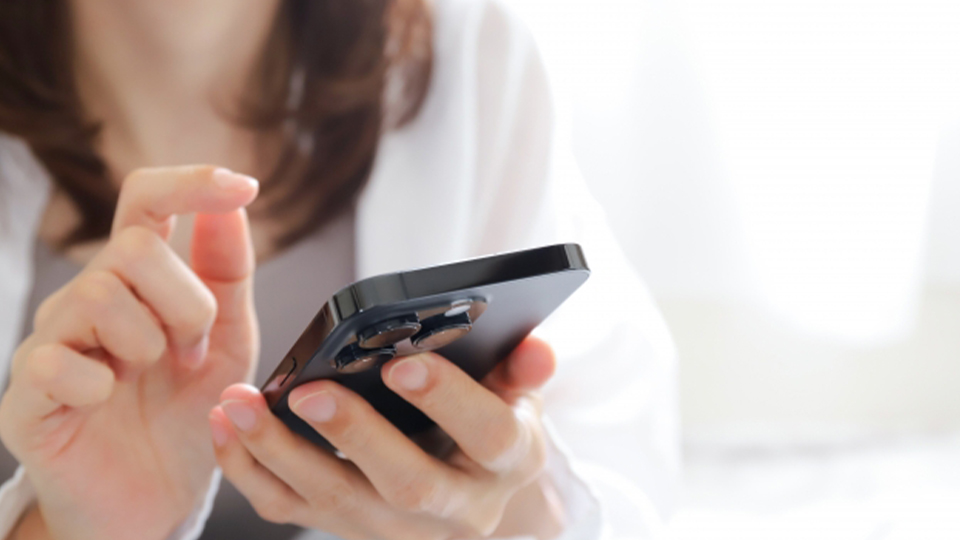 スマホで相談する女性