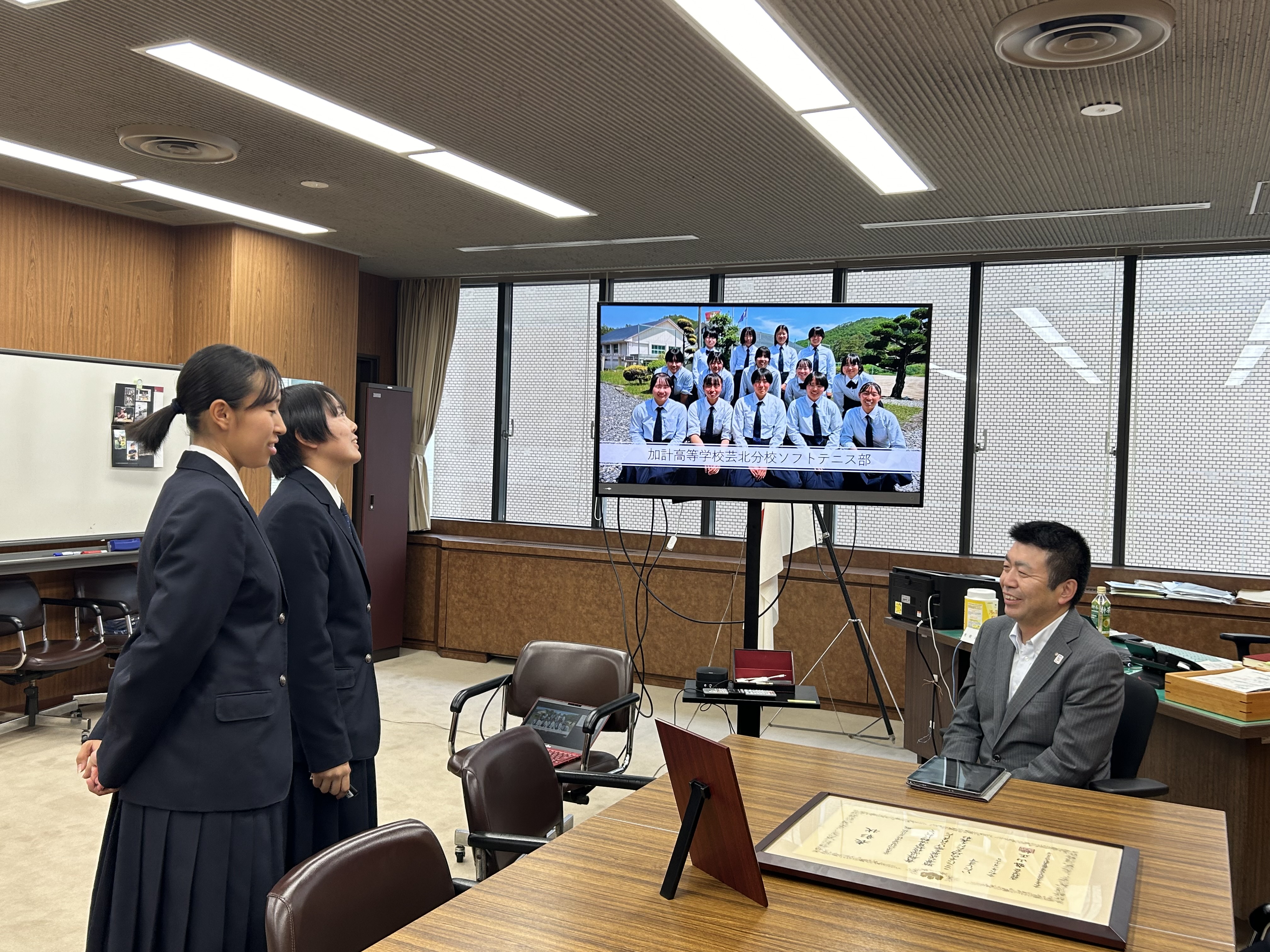 教育長に報告する芸北分校テニス部