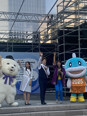 ステージ上の「広島きんさいと」