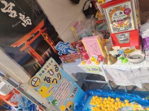 宮島のポスターと商品