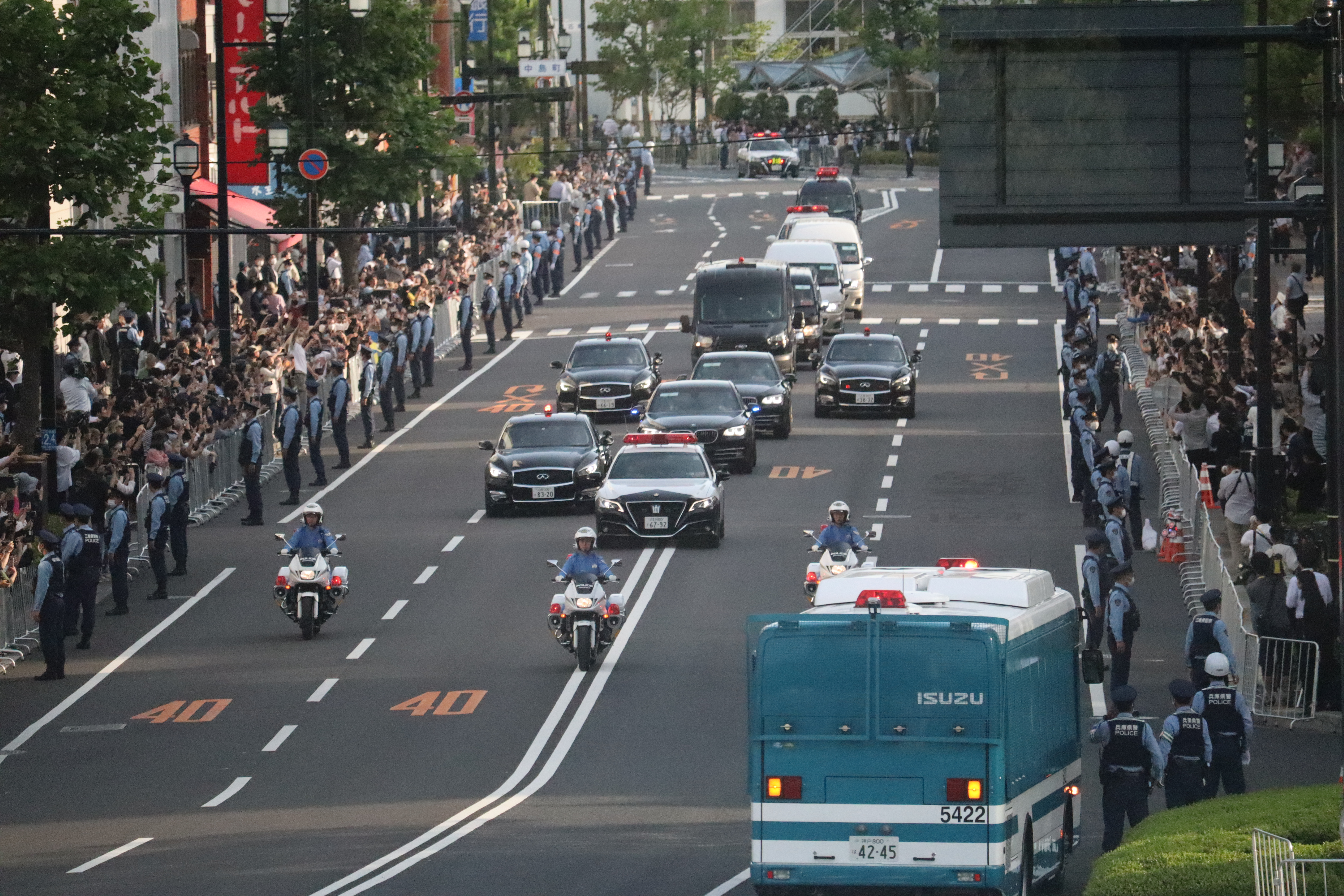 サミットの街での道路警備