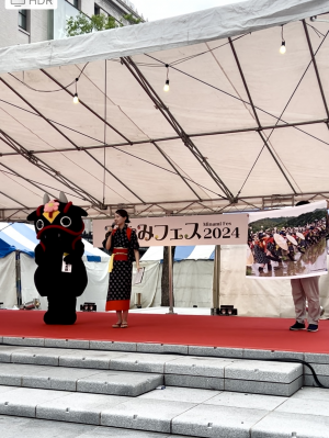 ステージで壬生の花田植の説明