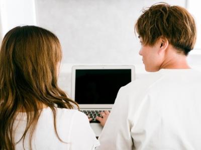 パソコンを見る男女