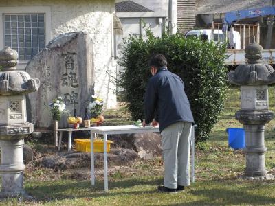 職員が花を手向けている様子