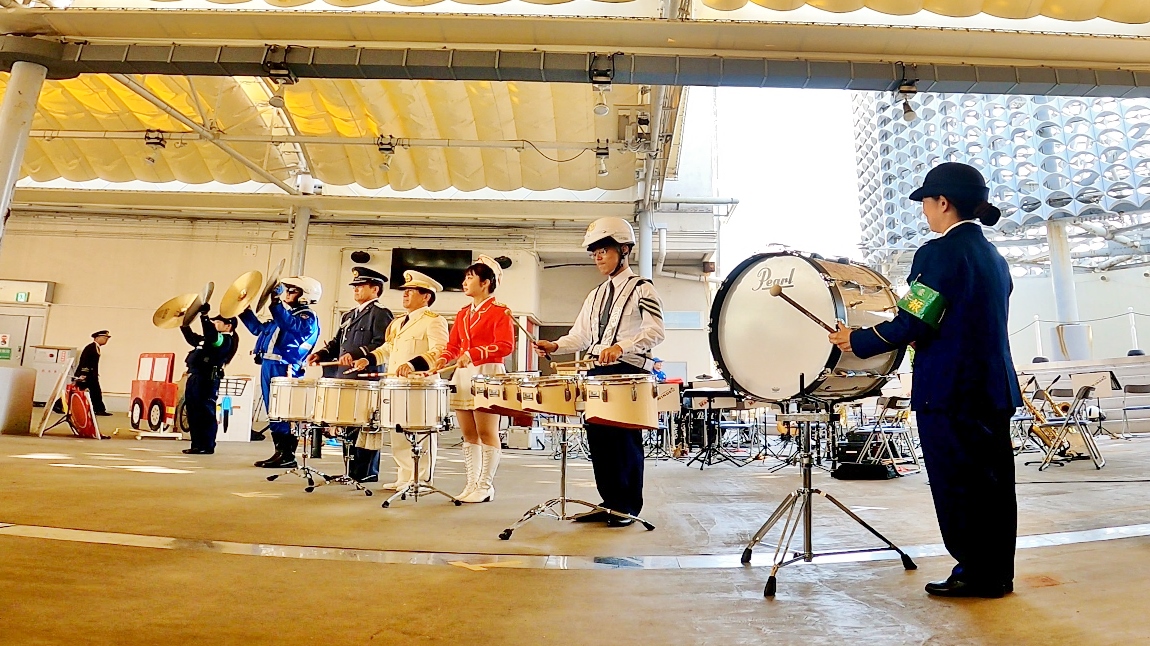 横並びで演奏する様子