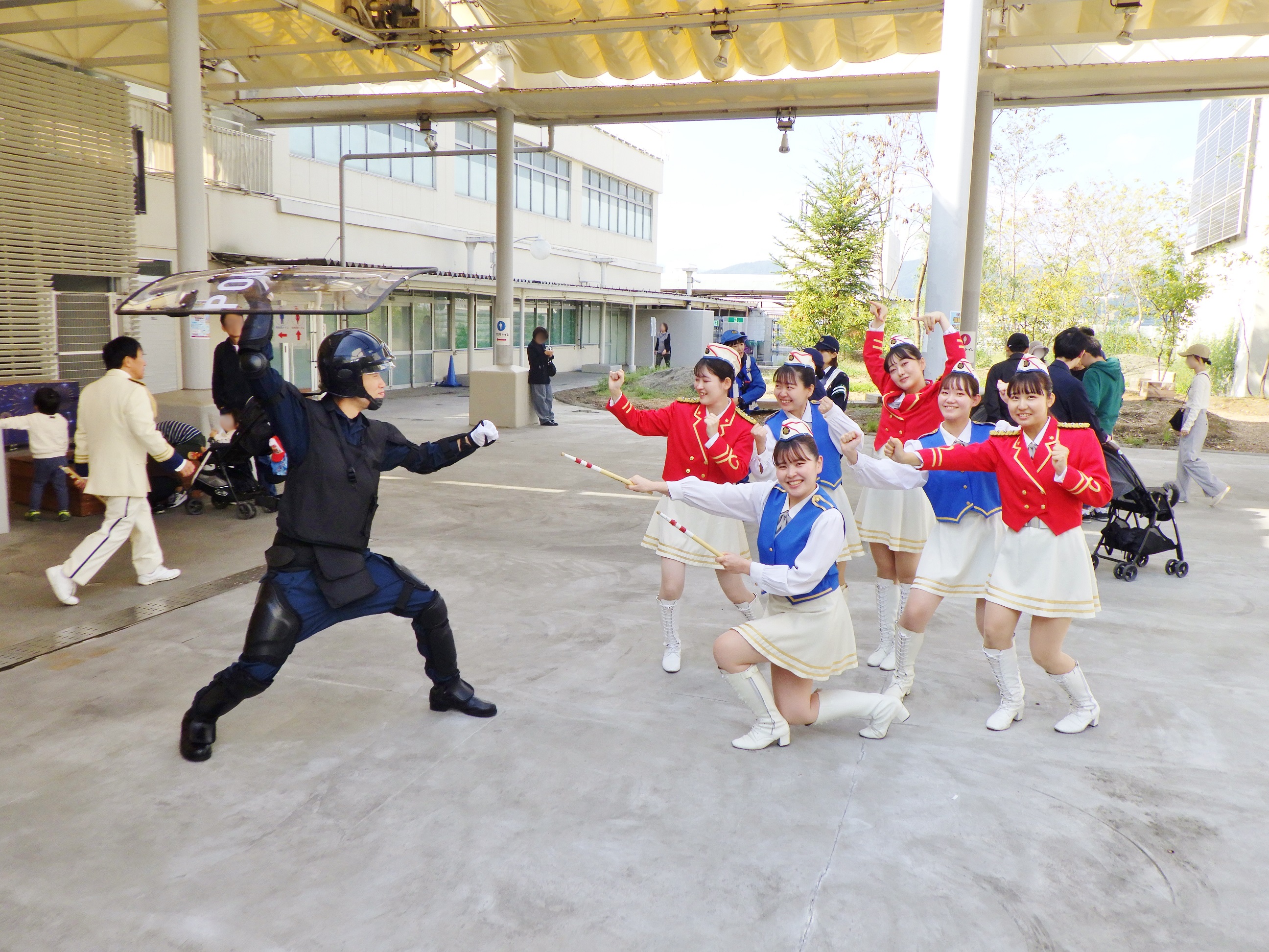 機動隊の制服を着た音楽隊員とカラーガード