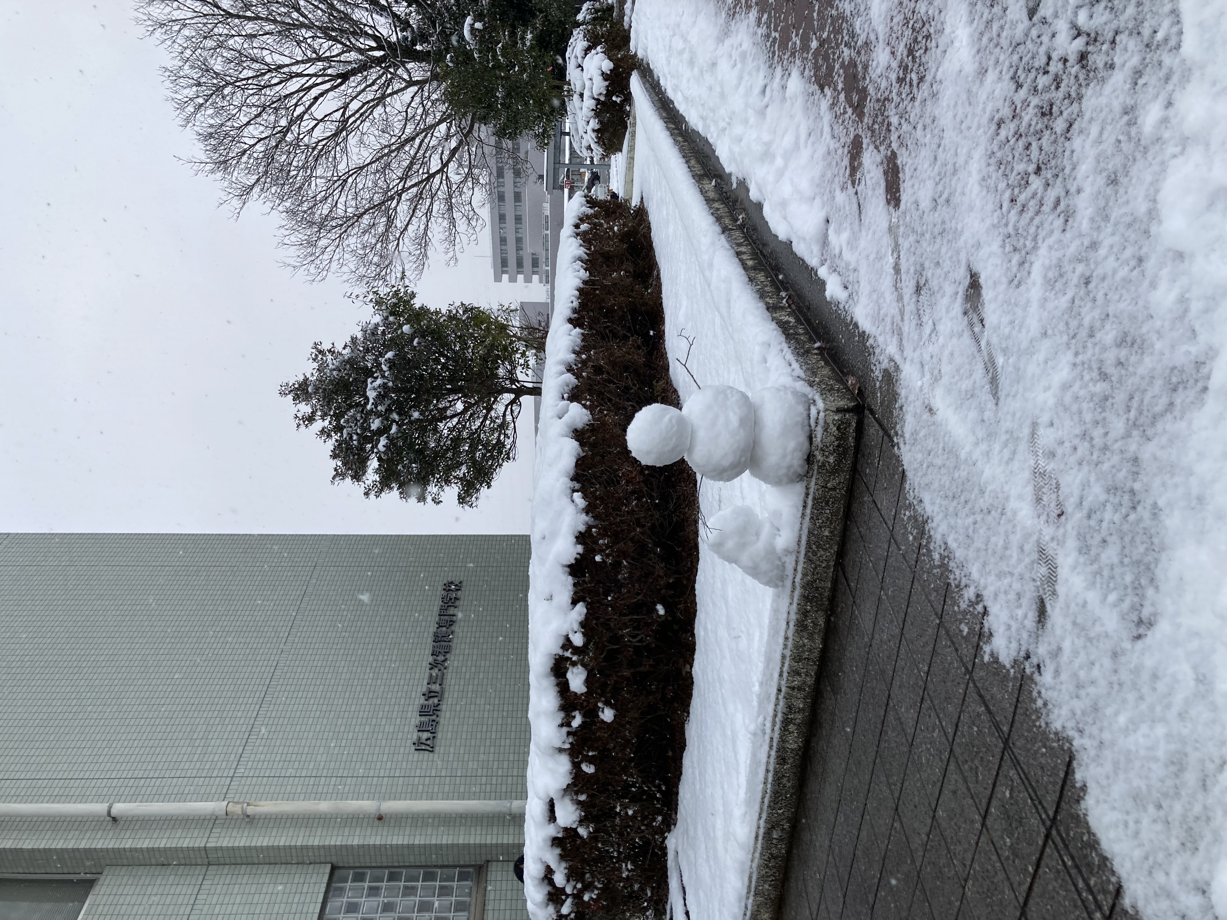 学生が作った雪だるまが校舎の前に置いてある