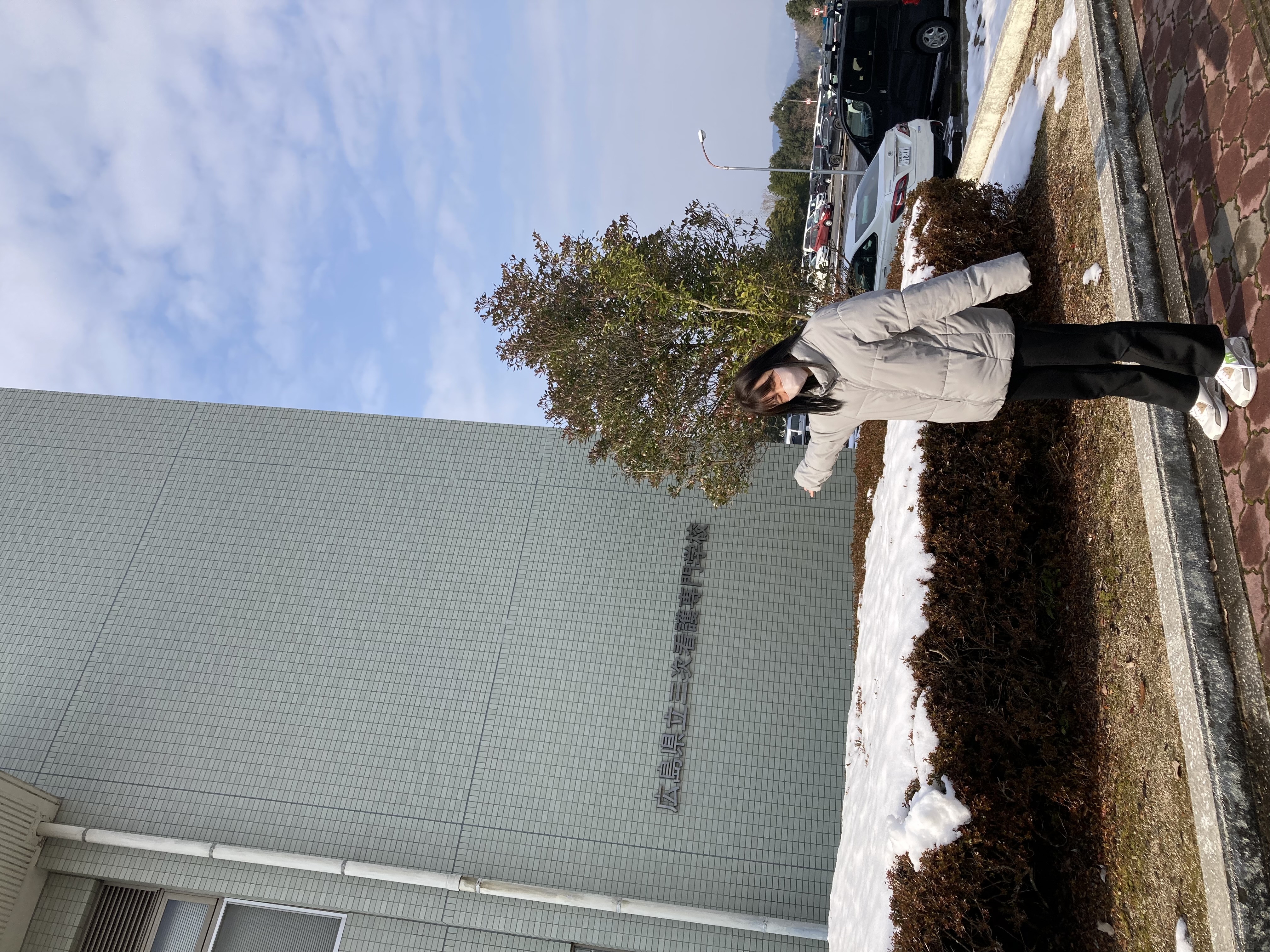 雪の中に学生がポーズをとっている