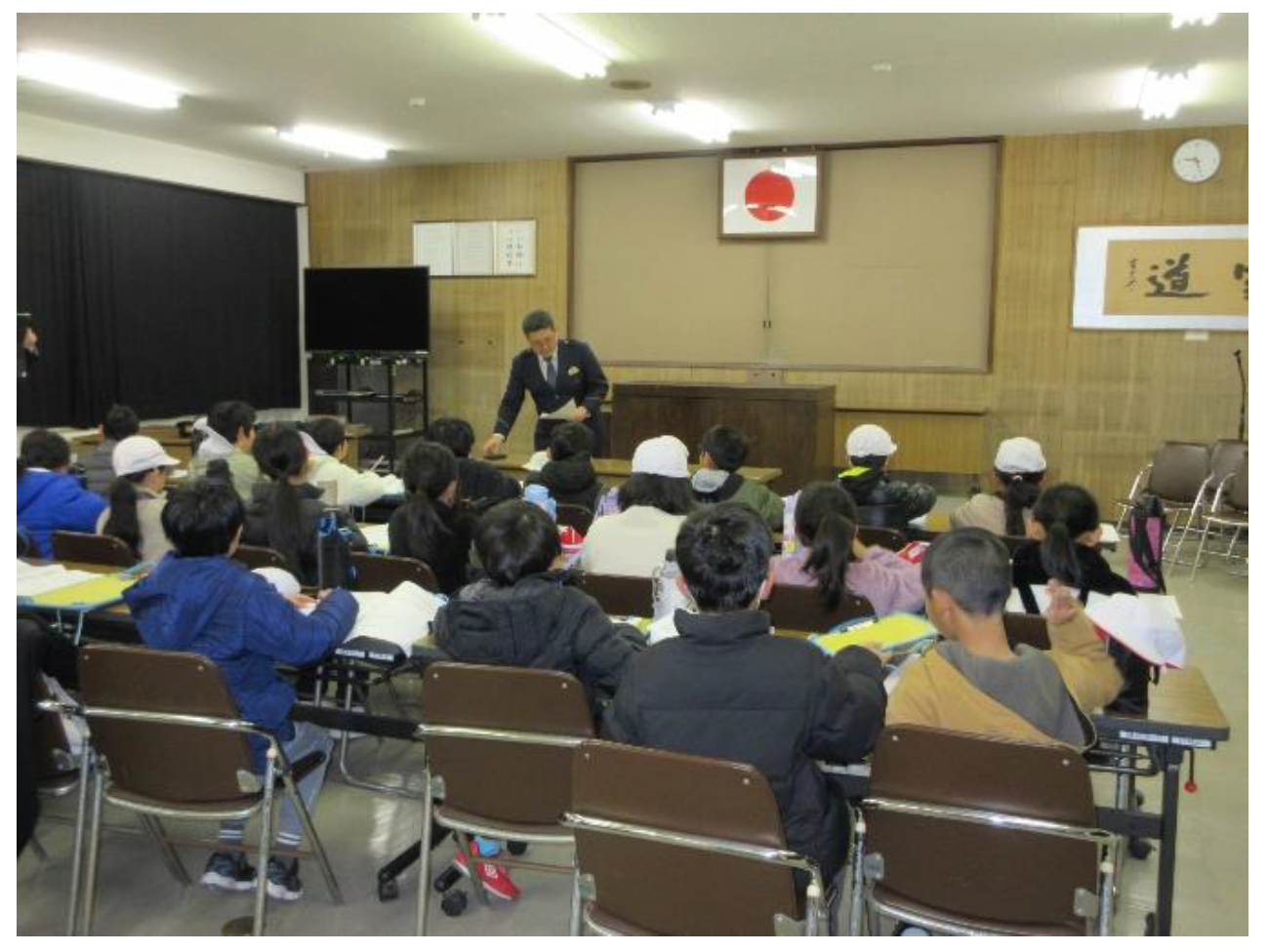 警察官の説明を受ける様子