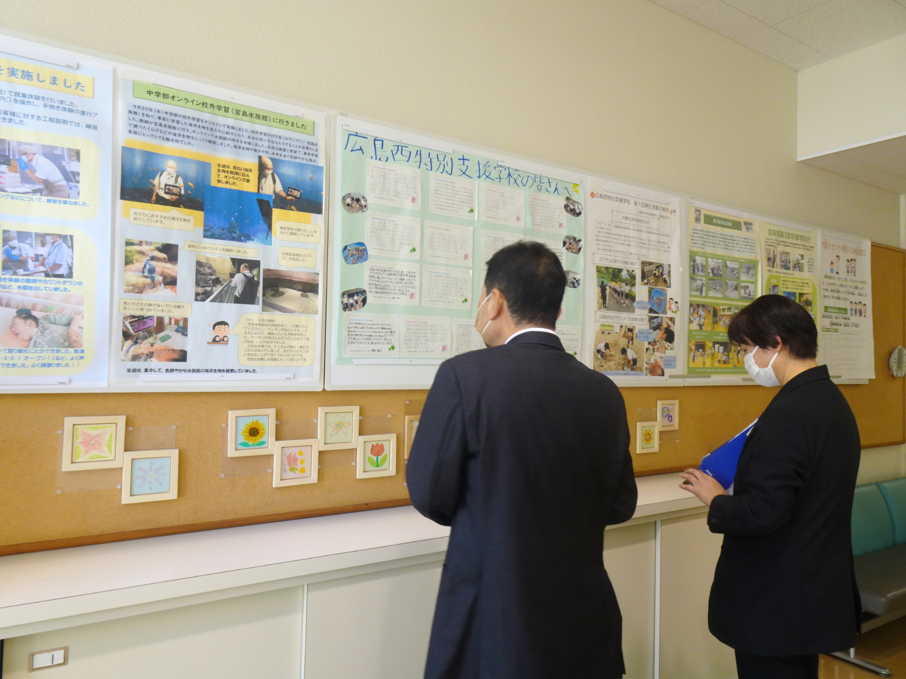 明るく広々としたエントランスには取組ポスターなどが掲示されています