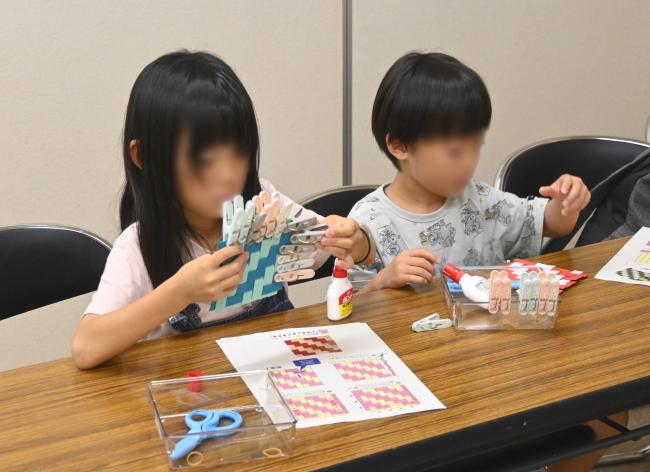 網代編みコースター作成作業風景画像
