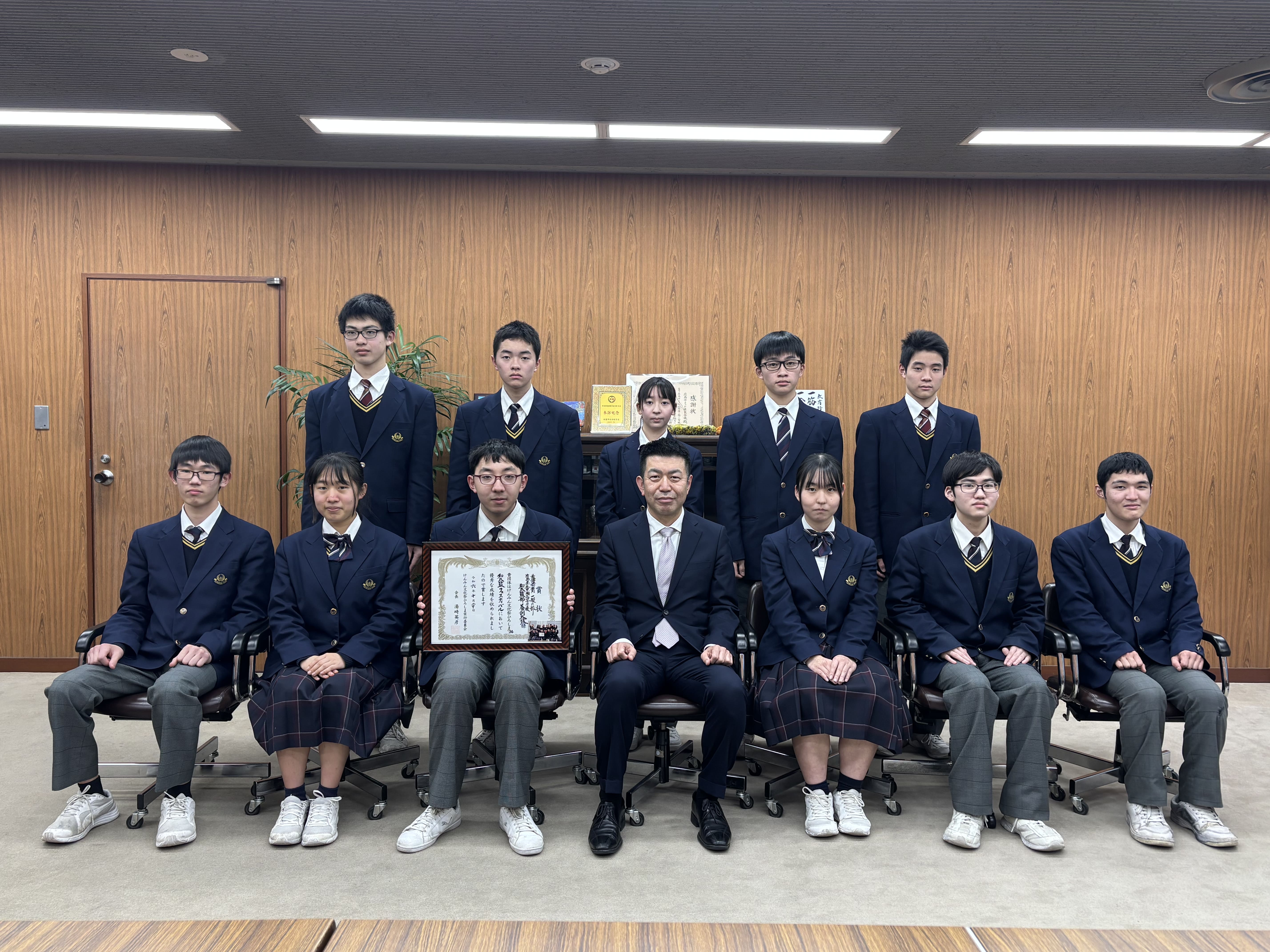 黒瀬高校生徒と教育長集合写真