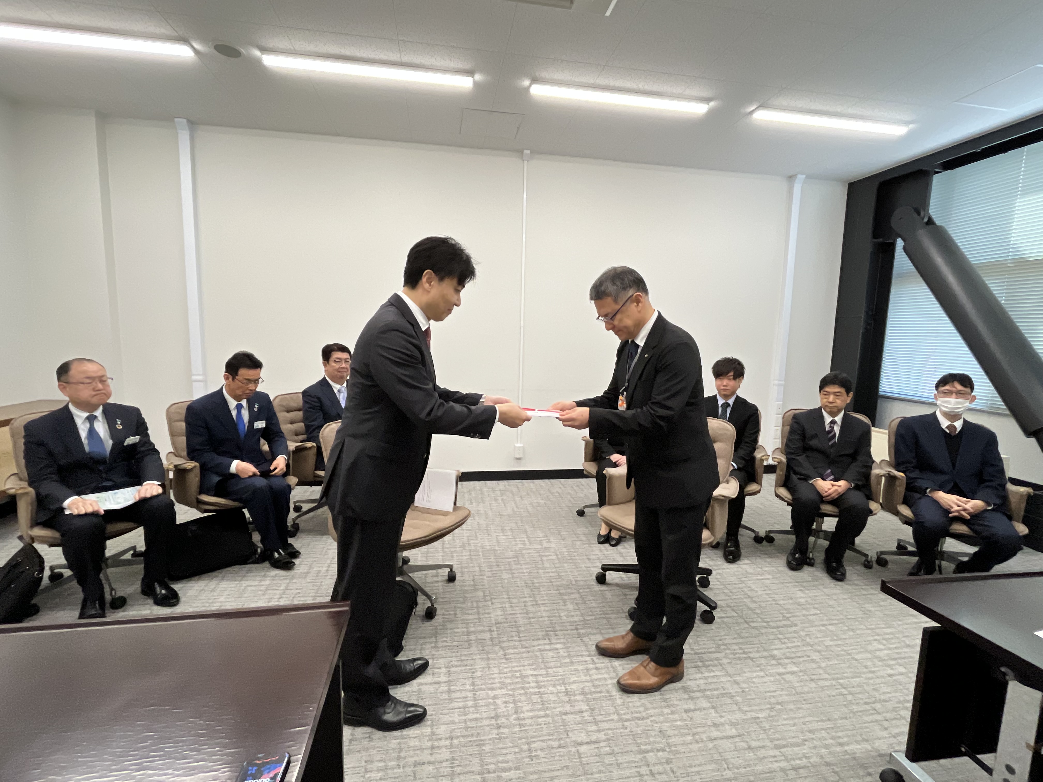 目録贈呈の様子