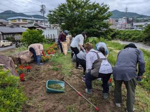 地域の方と協力して花壇を整備