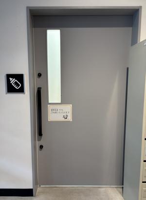 県庁南館授乳室での搾乳可能表示の全体写真